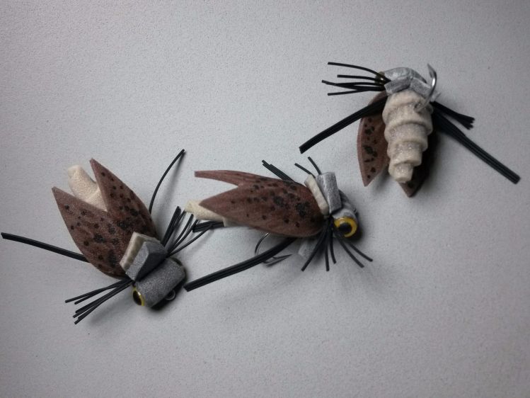 La idea de esta mosca fue crear una mosca que tenga cierta semejanza con una cigarra o una cucaracha, para tentar a los magnificos Pirá Pitá 