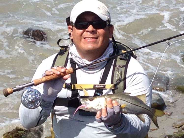 Pesca de Robalos en isla margarita, Venezuela, equipo 8wt, mosca clouser minnow blanco y rosa.