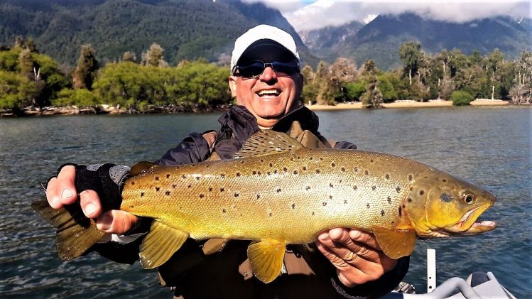 Bienvenido Ramón Ruiz Diaz al #fiftyclub con una marrón (54 cm) en el Lago Yelcho, #patagonia #chile