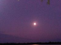 Amanecer con la puesta de la luna sobre el Río.... increible