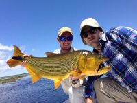 Mi hijo Mariano con Fergum nuestro guía de pesca y un dorado de 6 Kilos 