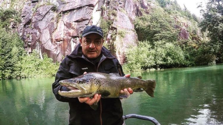 Marcelo Travieso with other #fiftyclub #browntrout (57cm) #futaleufuriver #patagonia #chile #matapiojolodge A las grandes #marronesresidentes del #riofutaleufu durante los meses de Marzo y Abril se le