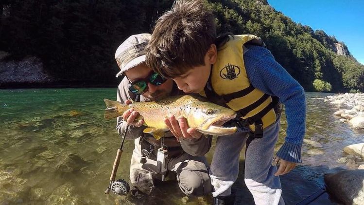 #fulllove when you fish with your son: the best of the best #chile #patagonia #palenariver #matapiojolodge #browntrout