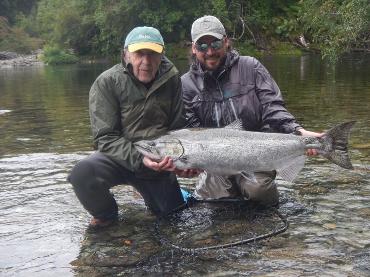 Guiado de pesca salmón Chinook en Patagonia Chilena - Paquetes semanales - caña de una y dos manos