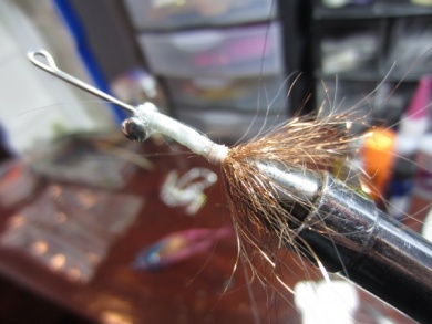 Fly tying - Blue & Pink - Step 2