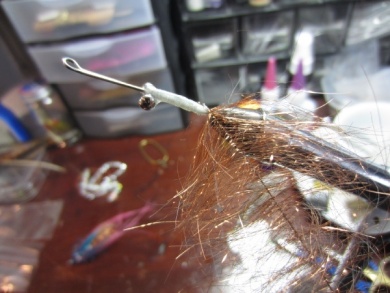 Fly tying - Blue & Pink - Step 1