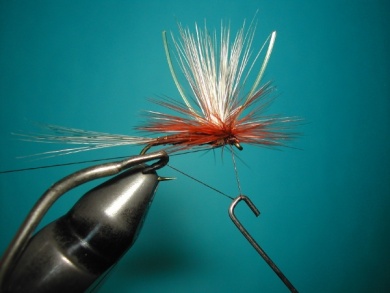 Fly tying - Parachute with rooster fiber wings - Step 10