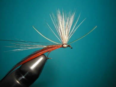 Fly tying - Parachute with rooster fiber wings - Step 7