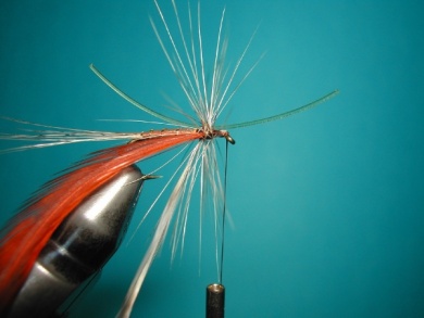 Fly tying - Parachute with rooster fiber wings - Step 5