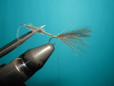 Fly tying - Midge - Step 4