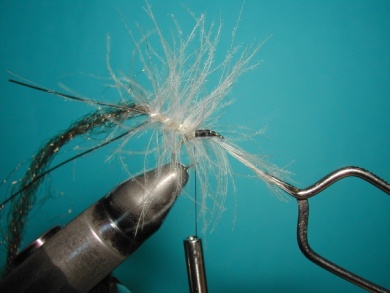 Fly tying - CDC sparkle pupa - Step 4