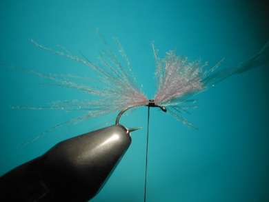 Fly tying - Midge with synthetic raffia wings. - Step 2
